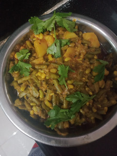 ચોળી બટાકા નું શાક(choli bataka nu saak recipe in Gujarati) રેસીપી મુખ્ય ફોટો