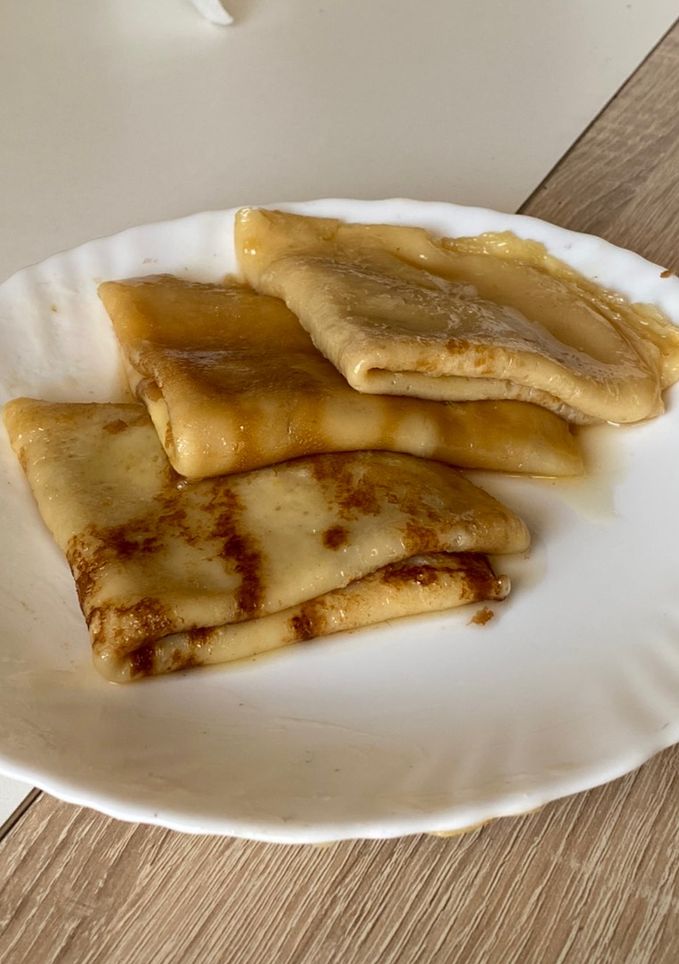 Una foto de Crepes en almíbar de limón y amaretto