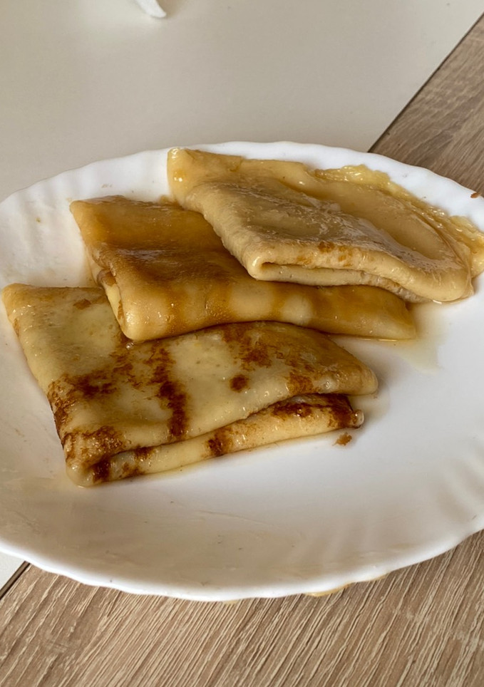 Una foto de Crepes en almíbar de limón y amaretto