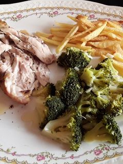 Una foto de Pollo al horno con brócolis y patatas. Apto para diabéticos