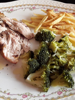 Una foto de Pollo al horno con brócolis y patatas. Apto para diabéticos
