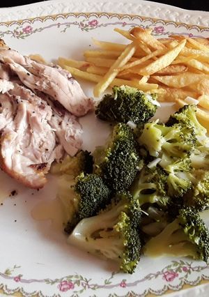 Una foto de Pollo al horno con brócolis y patatas. Apto para diabéticos