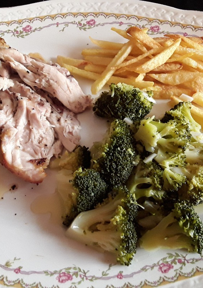 Una foto de Pollo al horno con brócolis y patatas. Apto para diabéticos