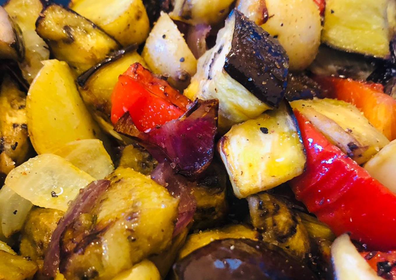 Ensalada tibia de papines, berenjenas, morrón y cebollas