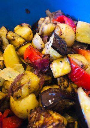 Una foto de Ensalada tibia de papines, berenjenas, morrón y cebollas