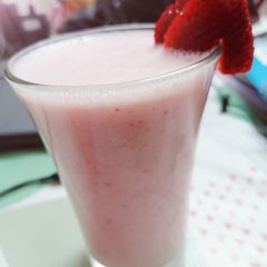 A picture of Strawberry Lassi.