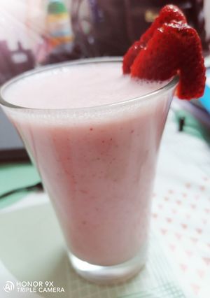 A picture of Strawberry Lassi.