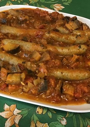 Une photo de Chipolatas au curry d'aubergine et tomates