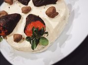 Una foto de bizcocho con leche de almendras