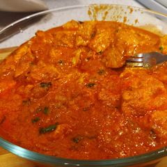 A picture of Chicken tikka masala.
