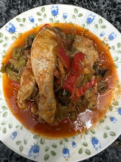 Una foto de 531. Pollo al romero con aceitunas negras y alcaparras (principal carne)