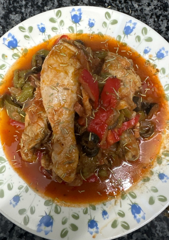 Una foto de 531. Pollo al romero con aceitunas negras y alcaparras (principal carne)