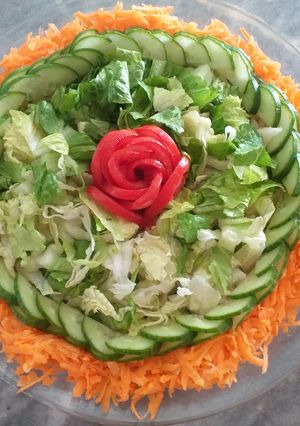 عکسی از دستور سالاد و سس خیارشور🤤🥗