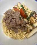 Mì gói xào thịt bò nấm