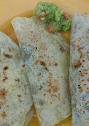 Una foto de Tacos de carne y guacamole