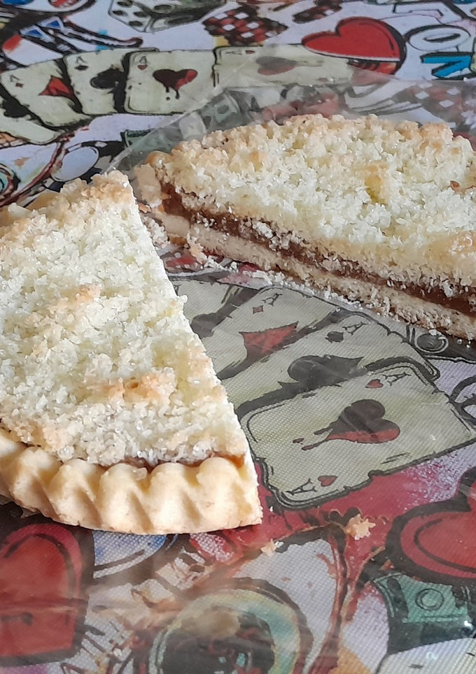 Una foto de Tarta de coco con dulce de leche 🤤