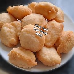A picture of Mash Daal Dahi Baray (lentil fritters).