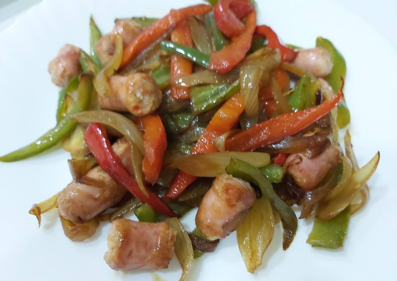 Wok de pimientos con salchichas frescas