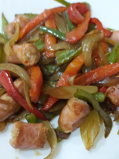 Una foto de Wok de pimientos con salchichas frescas