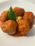 Albóndigas estilo griego con tomate y cebolla