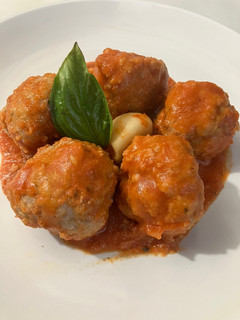Una foto de Albóndigas estilo griego con tomate y cebolla