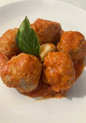Una foto de Albóndigas estilo griego con tomate y cebolla