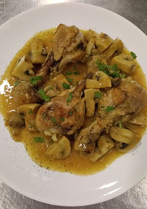Una foto de Muslitos de pollo en salsa con champiñones