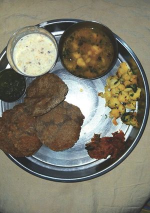व्रत की सात्विक थाली रेसिपी मुख्य फोटो
