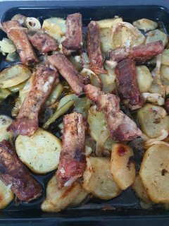 Una foto de Costillas de cerdo con patatas al horno
