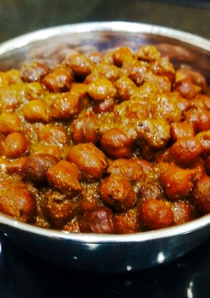 A picture of Sukha Chana Masala. (Brown chikpeas).