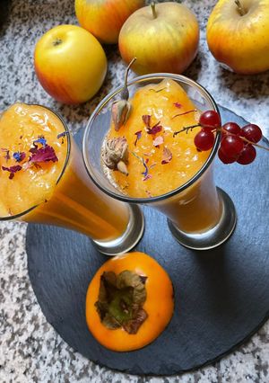 Une photo de 🍹 jus 🧉Kaki 🥂 cannelle miel 🍯