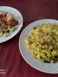 Una foto de Arroz con verduras, pollo, y al horno