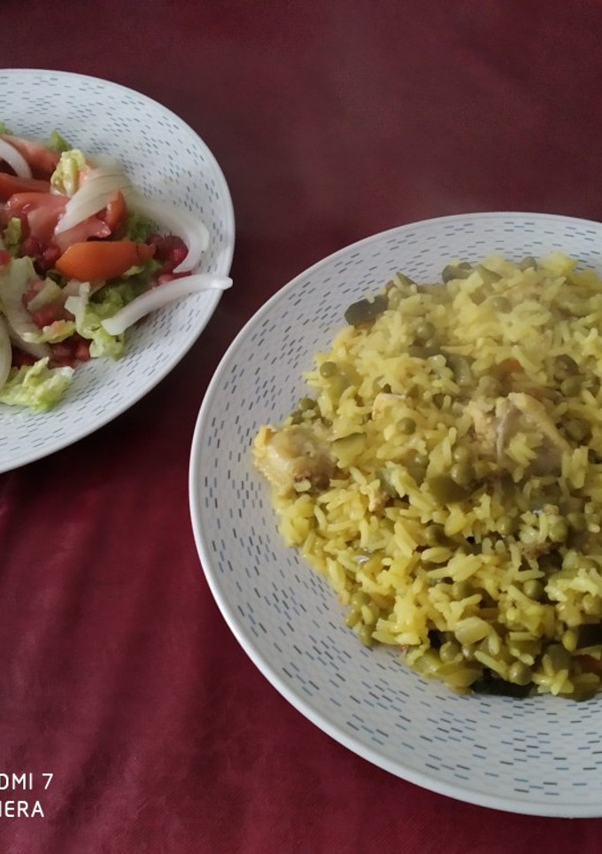 Una foto de Arroz con verduras, pollo, y al horno