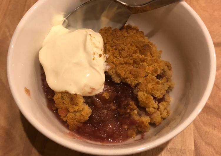 How to Prepare Speedy Rhubarb & Apple Crumble