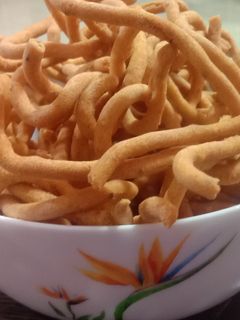 તીખા ગાંઠિયા (Tikha Ganthia Recipe In Gujarati) રેસીપી મુખ્ય ફોટો