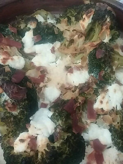 Una foto de Brócoli con jamón y queso al horno