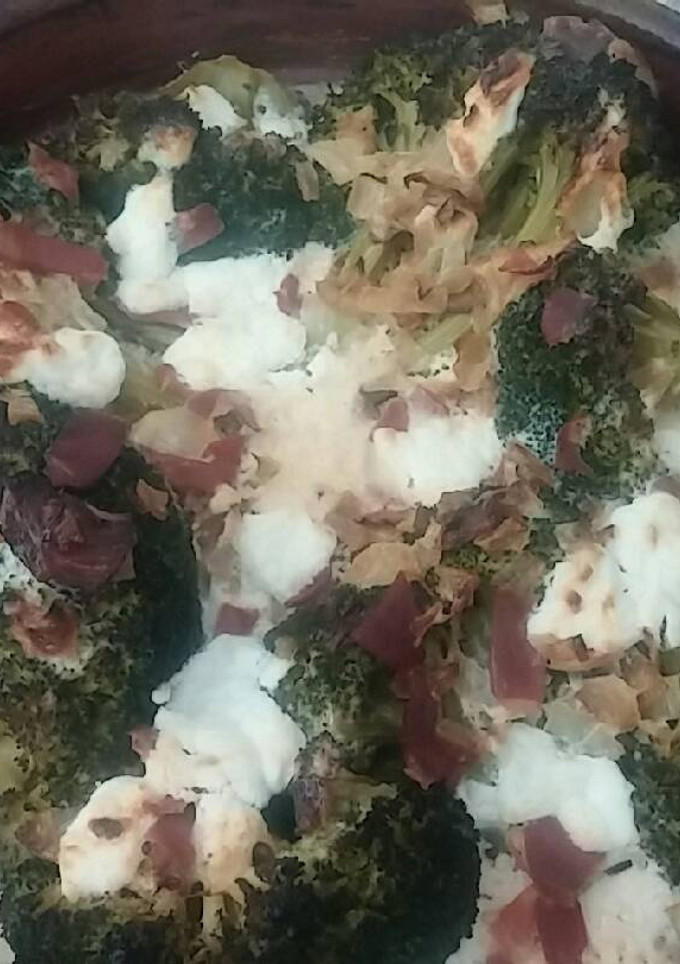 Una foto de Brócoli con jamón y queso al horno