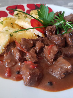Vörösboros Struccpörkölt Vajas Galuskával recept fotója