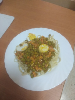 Una foto de Guisantes compuestos con jamón cocido, pasta y huevo duro