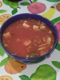 Una foto de Zumo de tomate con snacks y tofu frito