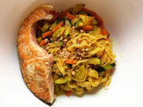 Tallarines de arroz con verduras y salmón