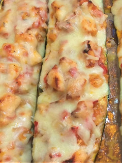 Una foto de Calabacines rellenos de pollo y verduras