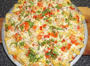 Una foto de Nacho chips con atún y queso mozzarella