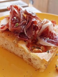 Una foto de Focaccia con jamón ibérico