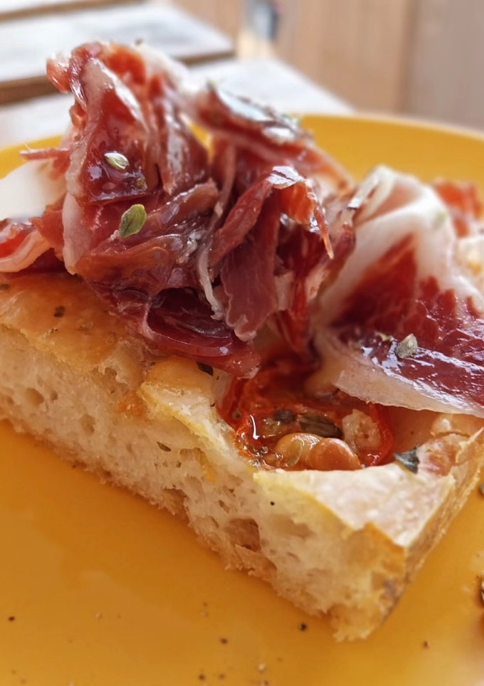 Una foto de Focaccia con jamón ibérico
