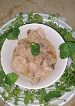 A picture of White chicken karahi.