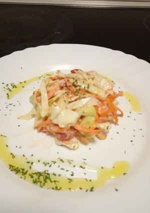 Una foto de Ensalada de yogur con pollo y un toque de albahaca 😜😋