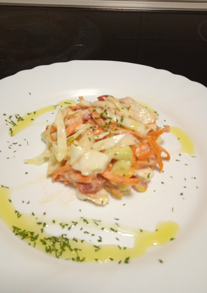 Una foto de Ensalada de yogur con pollo y un toque de albahaca 😜😋