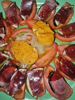 Una foto de Ensalada de tomate con higos