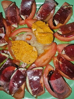 Una foto de Ensalada de tomate con higos
